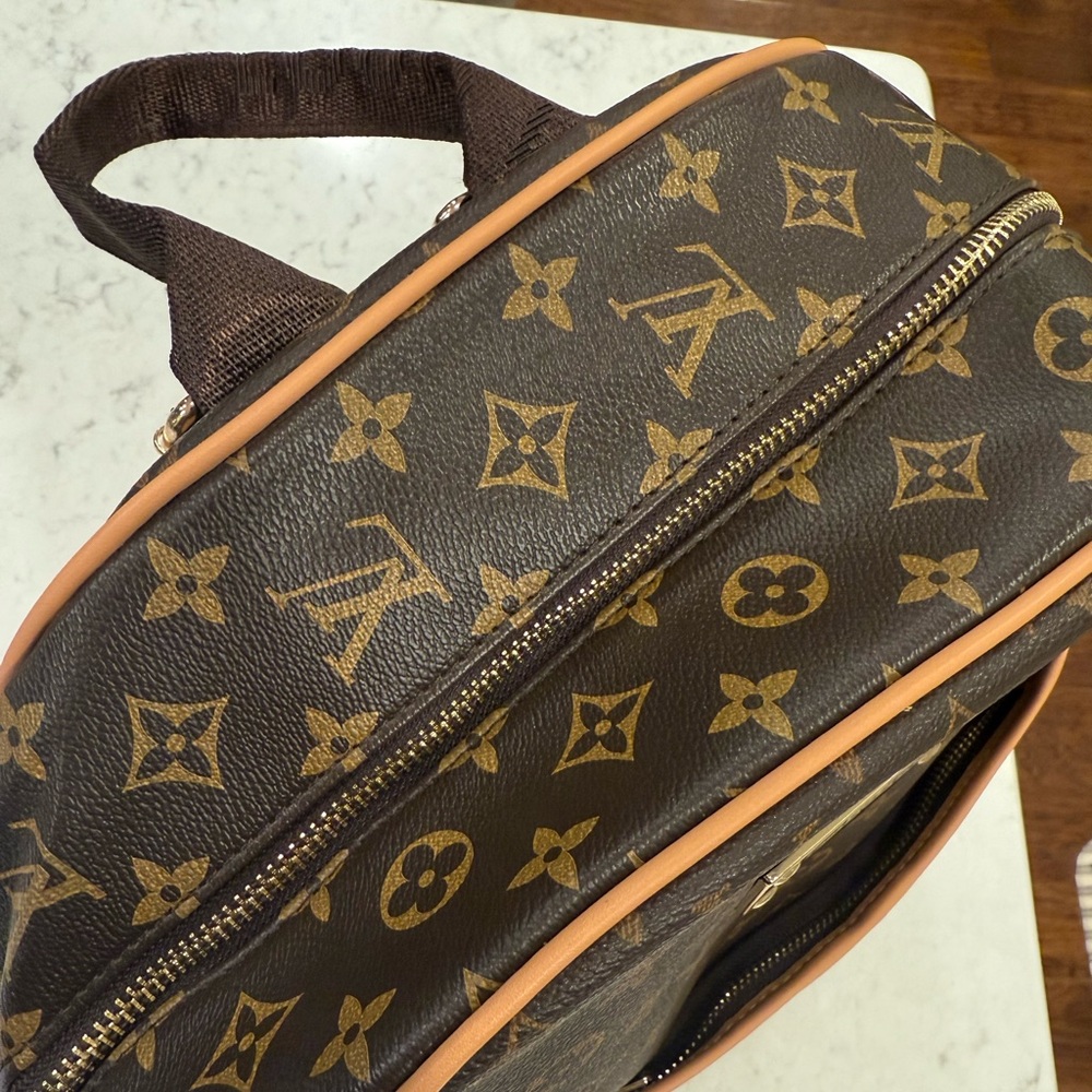 👜 **Louis Vuitton** Pattern Backpack - Picture 6 of 11